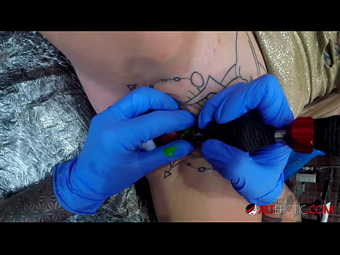 ❤️ Ekstremt tatovert hottie Sully Savage tok en tatovering på klitoris ️ Porno hos oss no.special-grasser.ru ﹏